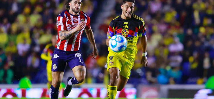 Sebastián Cáceres (d) de América disputa un balón con Cade Cowell de Guadalajara. Imagen de archivo. EFE/ SáshenkaGutiérrez