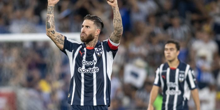 Sergio Ramos de Monterrey festeja al final del juego la victoria ante América en un partido correspondiente a la jornada 16 del Torneo Clausura 2025 celebrado en el estadio BBVA de la ciudad de Monterrey (México). Imagen de archivo. EFE/Miguel Sierra