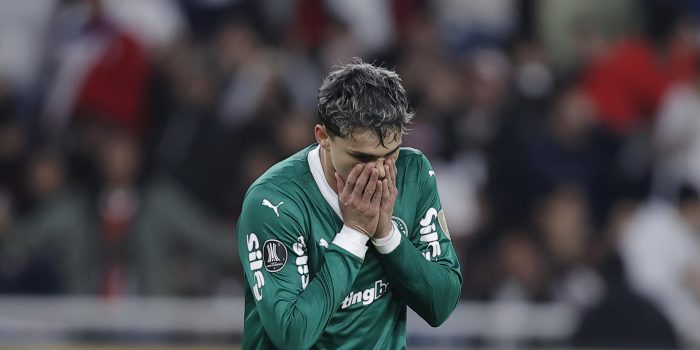Ramón Sosa, de Palmeiras, reacciona este jueves con impotencia en el partido de semifinales de la Copa Libertadores frente a LDU Quito en el estadio Rodrigo Paz Delgado, en Quito (Ecuador). EFE/ José Jácome