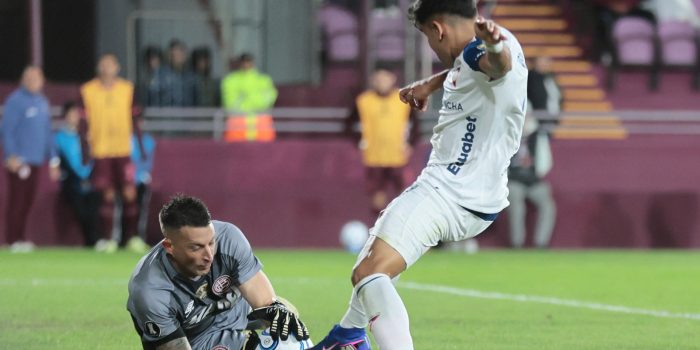 Nahuel Losada (i), de Lanús, disputa un balón con Rodney Redes, de Liga de Quito, en un partido de la fase de grupos de la Copa Libertadores entre Lanús y Liga de Quito en el Estadio Ciudad de Lanús, en Lanús (Argentina). EFE/Adán González