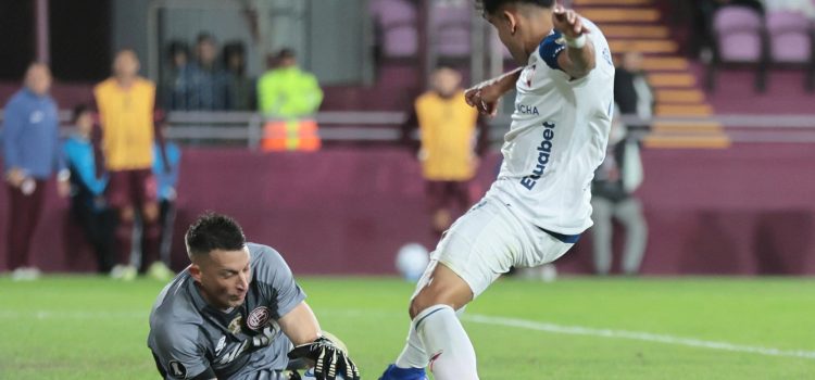 Nahuel Losada (i), de Lanús, disputa un balón con Rodney Redes, de Liga de Quito, en un partido de la fase de grupos de la Copa Libertadores entre Lanús y Liga de Quito en el Estadio Ciudad de Lanús, en Lanús (Argentina). EFE/Adán González