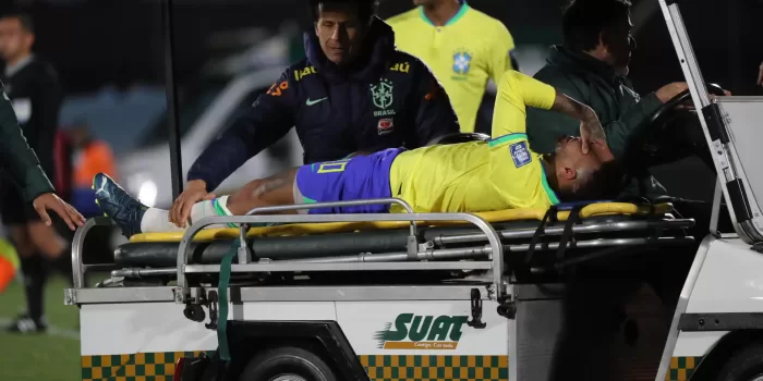 alt Brasilero Neymar será sometido a una cirugía tras romperse el ligamento de la rodilla contra Uruguay