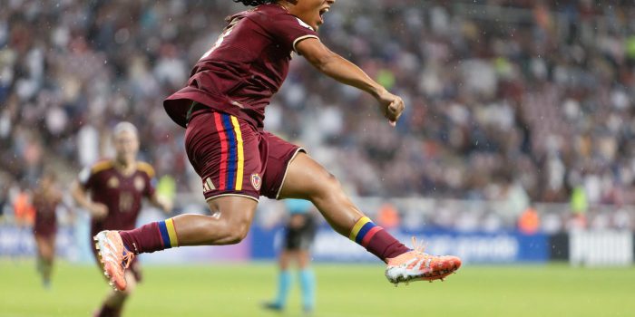 Kika Moreno, de Venezuela, celebra un gol durante un partido de la Liga de Naciones Femenina entre Venezuela y Bolivia en el estadio Metropolitano de Fútbol de Lara en Cabudare (Venezuela). EFE/Edison Suárez