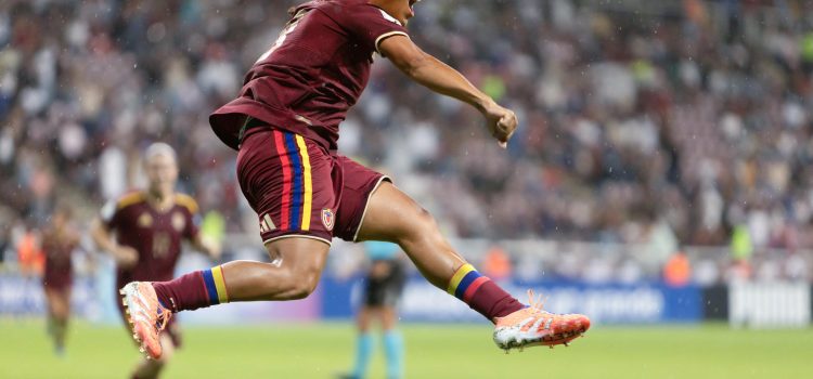Kika Moreno, de Venezuela, celebra un gol durante un partido de la Liga de Naciones Femenina entre Venezuela y Bolivia en el estadio Metropolitano de Fútbol de Lara en Cabudare (Venezuela). EFE/Edison Suárez