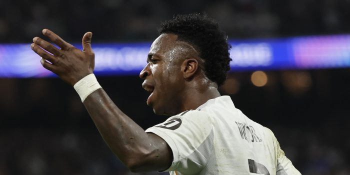 El delantero del Real Madrid Vinicius Junior, durante el partido de vuelta de la fase de acceso a los octavos de la Liga de Campeonesen el estadio Santiago Bernabéu. EFE/Sergio Pérez