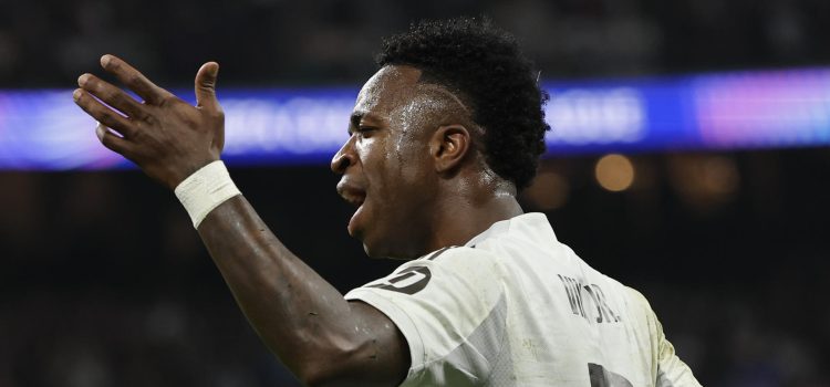 El delantero del Real Madrid Vinicius Junior, durante el partido de vuelta de la fase de acceso a los octavos de la Liga de Campeonesen el estadio Santiago Bernabéu. EFE/Sergio Pérez