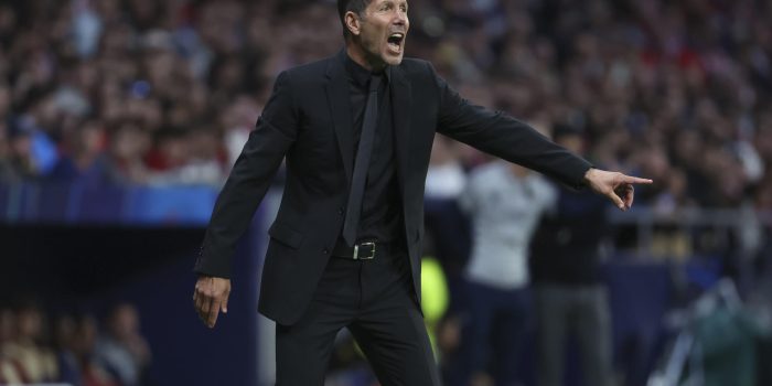 El entrenador del Atlético, Diego Pablo Simeone, durante el partido de ida de las semifinales de la Liga de Campeones que Atlético de Madrid y Arsenal FC disputan este miércoles en el estadio Metropolitano. EFE/Kiko Huesca