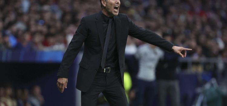El entrenador del Atlético, Diego Pablo Simeone, durante el partido de ida de las semifinales de la Liga de Campeones que Atlético de Madrid y Arsenal FC disputan este miércoles en el estadio Metropolitano. EFE/Kiko Huesca