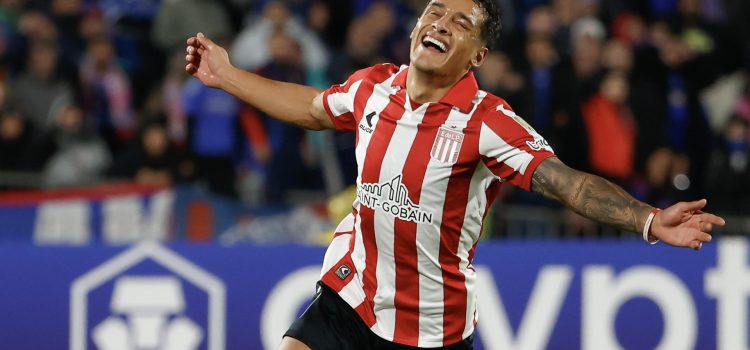Tiago Palacios de Estudiantes celebra su gol en un partido de la fase de grupos de la Copa Libertadores. EFE/ Elvis González