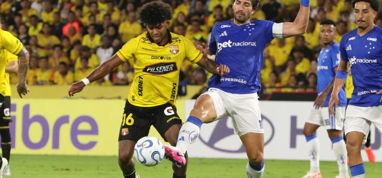 Luis Cano (i) de Barcelona SC disputa el balón con Lucas Silva Borges de Cruzeiro este martes en un partido por la Copa Libertadores en el estadio Monumental de Guayaquil (Ecuador). EFE/ Jonathan Miranda