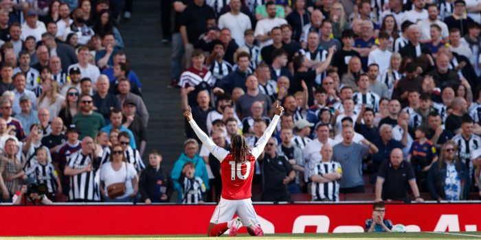 El jugador del Arsenal Eberechi Eze celebra el 1-0 durante el partido de la Premier League que han jugado Arsenal FC y Newcastle United, en Londres, Reino Unido. EFE/EPA/DAVID CLIFF