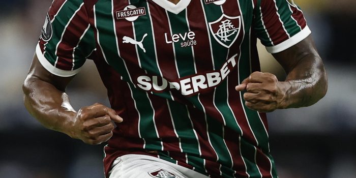 Hércules celebra el gol que dictó la remontada de Fluminense hacia la victoria sobre La Guaira y la clasificación a los octavos de final de la Copa Libertadores, este miércoles en el estadio Maracaná de Río de Janeiro. EFE/ André Coelho