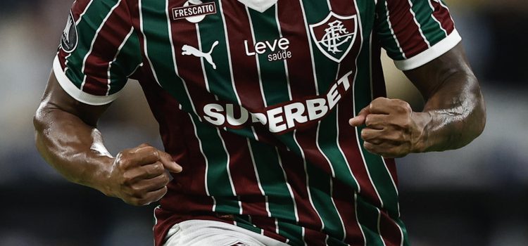 Hércules celebra el gol que dictó la remontada de Fluminense hacia la victoria sobre La Guaira y la clasificación a los octavos de final de la Copa Libertadores, este miércoles en el estadio Maracaná de Río de Janeiro. EFE/ André Coelho