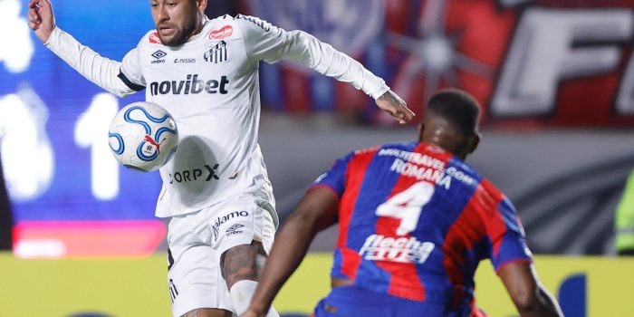 Neymar domina el balón ante la marca de Jhohan Romaña, de San Lorenzo, en el estadio Pedro Bidegain en Buenos Aires. EFE/Juan Ignacio Roncoroni