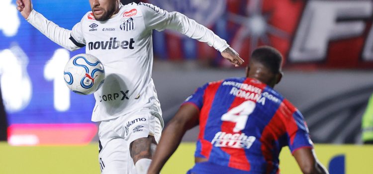 Neymar domina el balón ante la marca de Jhohan Romaña, de San Lorenzo, en el estadio Pedro Bidegain en Buenos Aires. EFE/Juan Ignacio Roncoroni