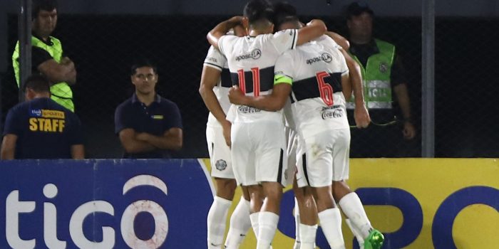 Jugadores de Olimpia celebran un gol, en una fotografía de archivo. EFE/Nathalia Aguilar