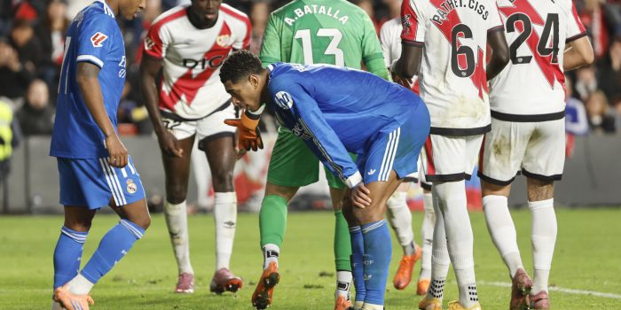 El centrocampista británico del Real Madrid Jude Bellingham durante el partido de la jornada 12 de LaLiga EA Sports que Rayo Vallecano y Real Madrid disputaron en el Estadio de Vallecas, en la capital española. EFE/ Sergio Pérez