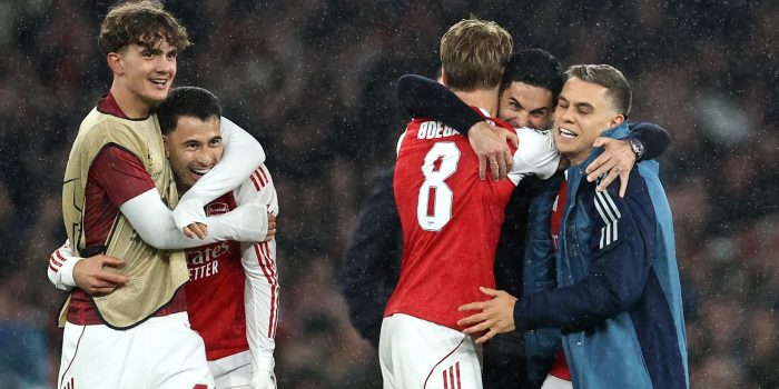 El entrenadror del Arsenal Mikel Arteta celebra con Leandro Trossard (d), Martin Odegaard, Gabriel Martinelli (2I) y Max Dowman (I) tras el partido de la vuelta de semifinales de la UEFA Champions League que han jugado Arsenal FC y Atletico de Madrid, en Londres, Reino Unido. EFE/EPA/NEIL HALL