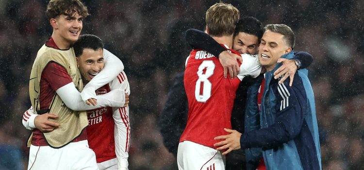 El entrenadror del Arsenal Mikel Arteta celebra con Leandro Trossard (d), Martin Odegaard, Gabriel Martinelli (2I) y Max Dowman (I) tras el partido de la vuelta de semifinales de la UEFA Champions League que han jugado Arsenal FC y Atletico de Madrid, en Londres, Reino Unido. EFE/EPA/NEIL HALL