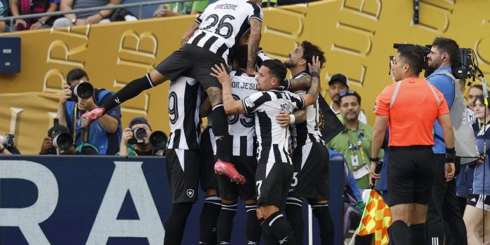 Jugadores de Botafogo celebran un gol ante Seattle Sounders durante un partido del Mundial de Clubes en  Seattle, Washington (EE.UU.). EFE/JOHN G. MABANGLO