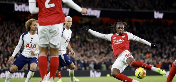 El delantero del Arsenal Eberechi Eze durante el partido de la Premier League que han jugado Arsenal y Tottenham Hotspur en Londres, Reino Unido. EFE/EPA/TOLGA AKMEN