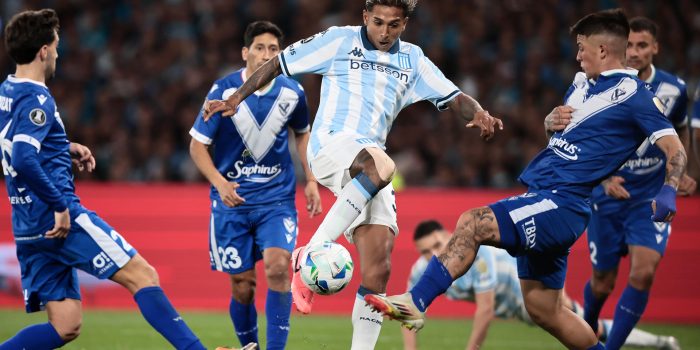 Agustín Almendra (c) de Racing patea el balón durante un partido de cuartos de final de la Copa Libertadores. EFE/ Adan González