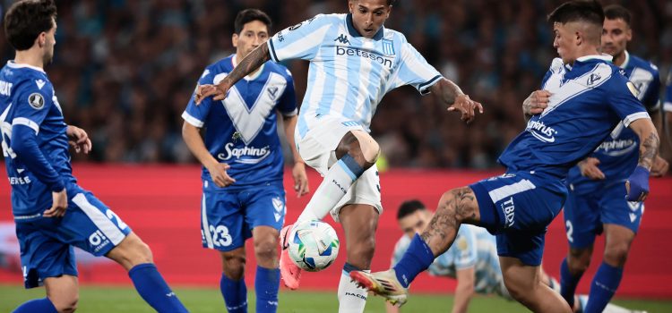 Agustín Almendra (c) de Racing patea el balón durante un partido de cuartos de final de la Copa Libertadores. EFE/ Adan González