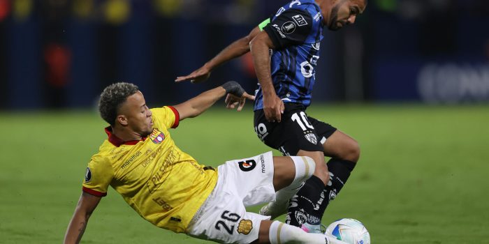 Junior Sornoza (d), de Independiente del Valle, disputa el balón con Byron Castillo, de Barcelona, en un partido de la fase de grupos de la Copa Libertadores entre Independiente del Valle y Barcelona, en el estadio Banco Guayaquil de Quito (Ecuador). EFE/ José Jácome