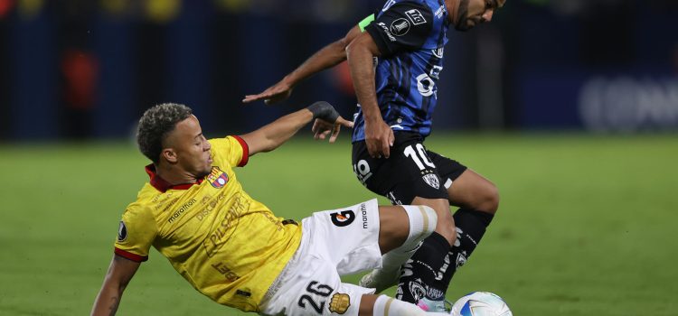 Junior Sornoza (d), de Independiente del Valle, disputa el balón con Byron Castillo, de Barcelona, en un partido de la fase de grupos de la Copa Libertadores entre Independiente del Valle y Barcelona, en el estadio Banco Guayaquil de Quito (Ecuador). EFE/ José Jácome