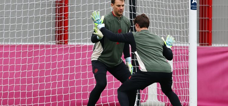 Los porteros del Bayern Munich Manuel Neuer (I) y Jonas Urbig entrenan en v´siperas del partido de vuelta de  cuartos de la Champions en Múnich, Alemania. EFE/EPA/ANNA SZILAGYI