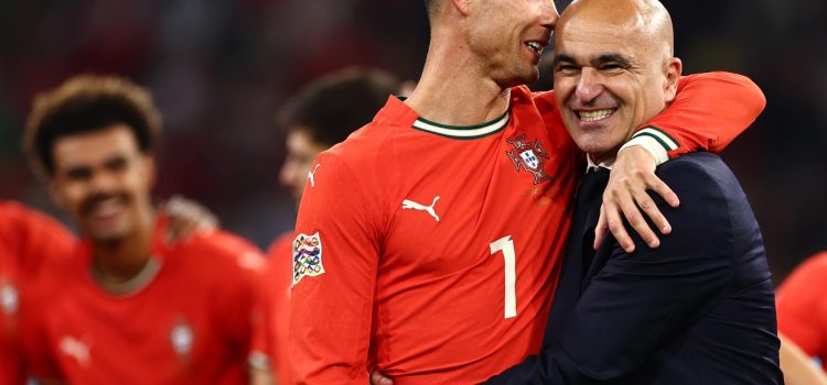 Fotografía de Anna Szilagyi, en la que puede verse en una imagen de archivo del 8 de junio de 2025 al futbolista Cristiano Ronaldo (i) y al seleccionador de Portugal, el español Roberto Martínez (d), tras ganar la final de la Liga de Naciones. EFE