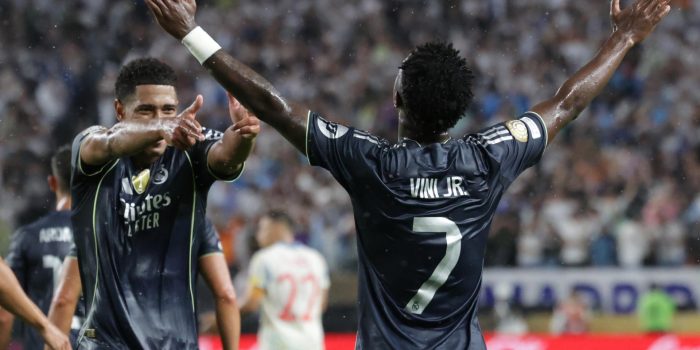 Jude Bellingham (i) celebra el desempeño de Vinicius Jr. (d) en la victoria sobre Salzburgo al cierre de la fase de grupos del Mundial de Clubes en el estadio Lincoln Financial Field de Filadelfia. EFE/ Andre Coelho