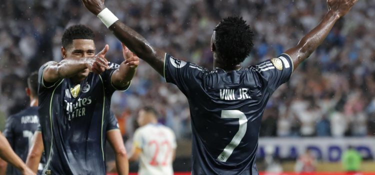 Jude Bellingham (i) celebra el desempeño de Vinicius Jr. (d) en la victoria sobre Salzburgo al cierre de la fase de grupos del Mundial de Clubes en el estadio Lincoln Financial Field de Filadelfia. EFE/ Andre Coelho