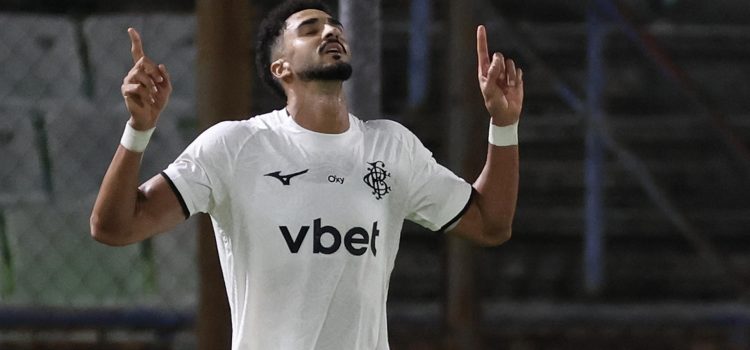 El español Christopher Ramos de la Flor marcó un autogol y después se reinvindicó al anotar un tanto para Botafogo ante el Caracas en la Copa Sudamericana. EFE/Miguel Gutiérrez