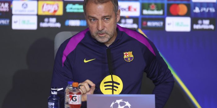 El entrenador del Barcelona, el alemán Hansi Flick, durante la rueda de prensa ofrecida este lunes en el estadio Metropolitano, en la víspera del partido de vuelta de cuartos de final de la Liga de Campeones que disputan ante el Atlético de Madrid. EFE/ Kiko Huesca