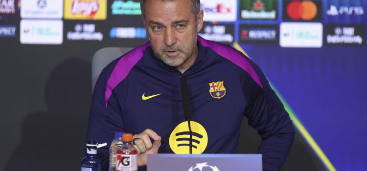 El entrenador del Barcelona, el alemán Hansi Flick, durante la rueda de prensa ofrecida este lunes en el estadio Metropolitano, en la víspera del partido de vuelta de cuartos de final de la Liga de Campeones que disputan ante el Atlético de Madrid. EFE/ Kiko Huesca