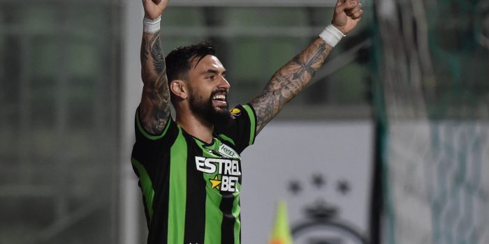 Gonzalo Mastriani del América de Brasil, fue registrado este martes, 18 de julio, al celebrar el primer gol que le anotó al Colo Colo de Chile, durante un partido clasificatorio a los octavos de final de la Copa Sudamericana, en el estadio Raimundo Sampaio, en Belo Horizonte (Brasil). EFE/Yuri Edmundo