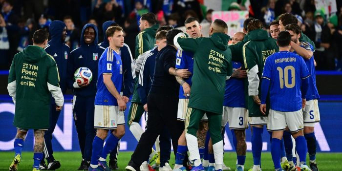 Los jugadores italianos celebran el pase a la final de la repesca mundialista tras derrotar a Irlanda del Norte por 2-0. EFE/EPA/MICHELE MARAVIGLIA