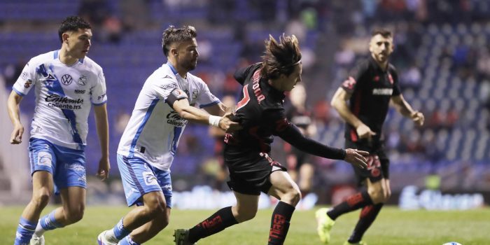 Nicolás Díaz (i) de Puebla disputa el balón con Francisco Córdova (d) de Toluca este viernes, durante un partido de la jornada 4 del torneo Clausura 2026 de la Liga MX, disputado en el estadio Cuauhtémoc, en Puebla (México). EFE/ Hilda Ríos