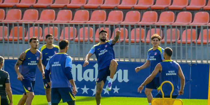 El delantero argentino del Atlético de Madrid Julián Álvarez (2-D), en un momento del entrenamiento del equipo en la ciudad deportiva del club en Majadahonda, Madrid, este sábado previo a su enfrentamiento liguero ante el Mallorca. EFE/Víctor Lerena