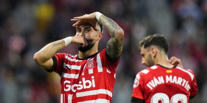 El delantero argentino del Girona FC Taty Castellanos celebra tras anotar el 2-0 durante el encuentro correspondiente a la jornada 31 de LaLiga Santander en el estadio Montilivi de Girona, este martes. EFE/ Siu Wu