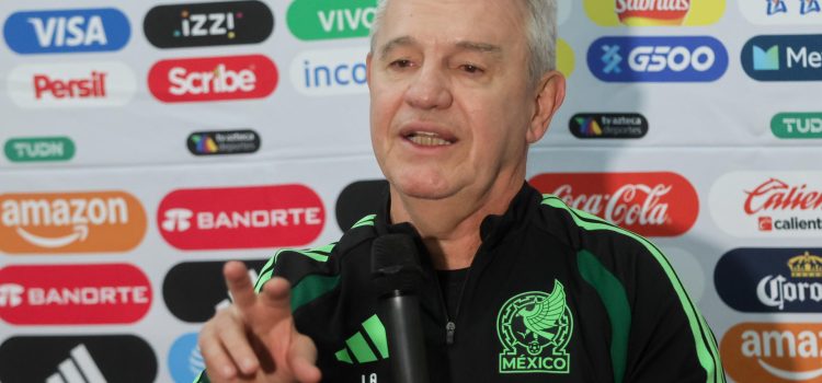 El seleccionador de México, Javier Aguirre, habla en una rueda de prensa. Imagen de archivo. EFE/ Juan Carlos Torrejón