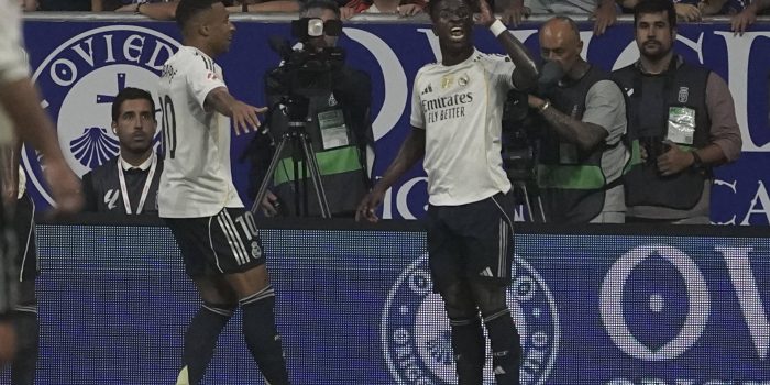 El delantero del Real Madrid Vinicius Junior (d) celebra tras marcar el tercer gol, durante el partido de LaLiga de fútbol que Real Oviedo y Real Madrid han disputado este domingo en el estadio Carlos Tartiere. EFE/Paco Paredes