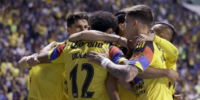 Jugadores de América celebran un gol este viernes en un partido de la Liga MX ante Puebla en el Estadio Cuauhtémoc. (México). EFE/ Hilda Ríos