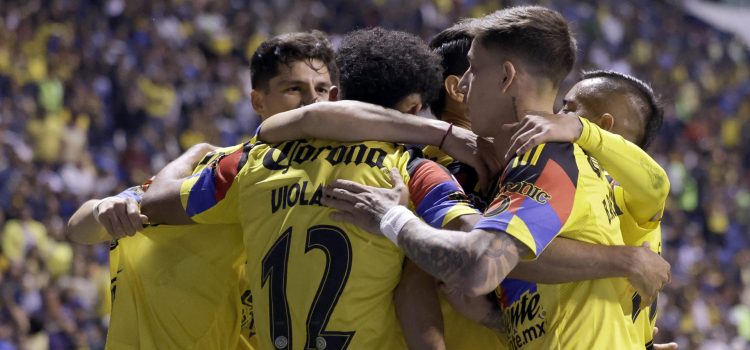 Jugadores de América celebran un gol este viernes en un partido de la Liga MX ante Puebla en el Estadio Cuauhtémoc. (México). EFE/ Hilda Ríos