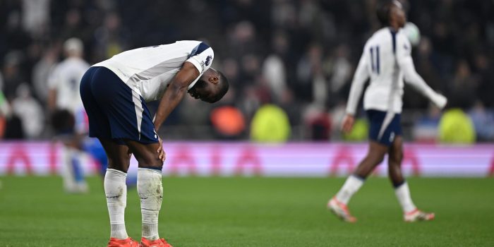 Kevin Danso, del Tottenham Hotspur, reacciona después de perder el partido contra el Crystal Palace. EFE/EPA/DANIEL HAMBURY USO EDITORIAL SÓLO.