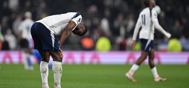 Kevin Danso, del Tottenham Hotspur, reacciona después de perder el partido contra el Crystal Palace. EFE/EPA/DANIEL HAMBURY USO EDITORIAL SÓLO.