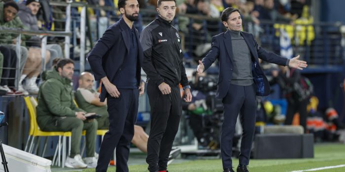 El entrenador del Villarreal Marcelino García (d) y Álvaro Arbeloa (i), entrenador del Real Madrid, durante el partido de la jornada 21 de LaLiga que Villarreal CF y Real Madrid disputaron en el estadio de La Cerámica. EFE/Kai Forsterling