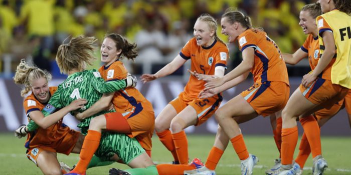 Las jugadoras de Países Bajos conmemoran este domingo la clasificación en Cali a las semifinales del Mundial sub-20 con la portera Femke Liefting, quien detuvo dos lanzamientos en la tanda de penaltis a las colombianas. EFE/ Ernesto Guzmán Jr.