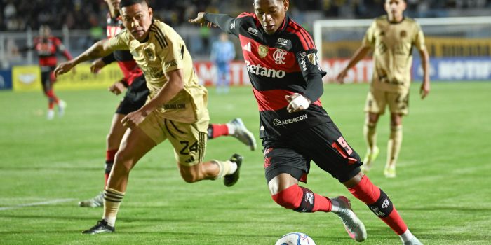 Gonzalo Plata (d), de Flamengo, supera la marca de doas rivales del Cusco este miércoles en un partido de la Copa Libertadores en el estadio Inca Garcilaso de la Vega. EFE/ Paloma Del Solar